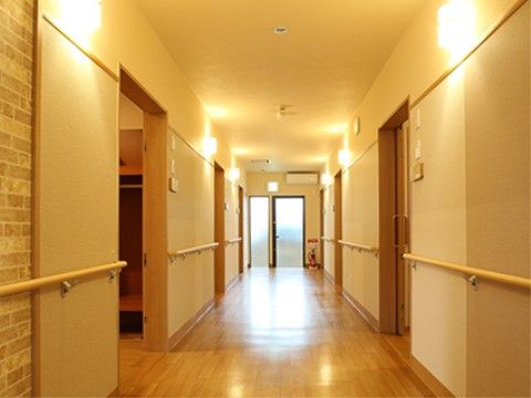 居室前の廊下である。両居室の扉をずらして設置されているので車椅子をご利用の方同士のすれ違いも安全でスムーズである。