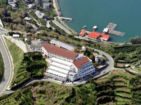 周囲には多くの緑がある、水辺の近くに立てられた施設の外観