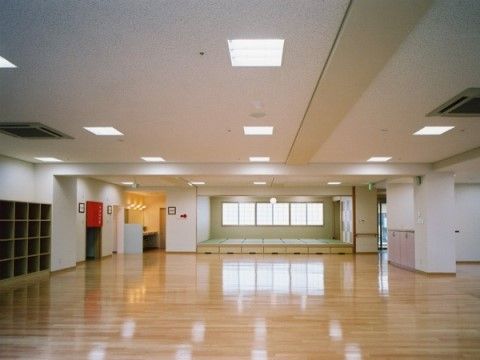 体育館のようなとても広い空間である。床は全面フローリングだが、窓側には一段高くなった畳のスペースもある。