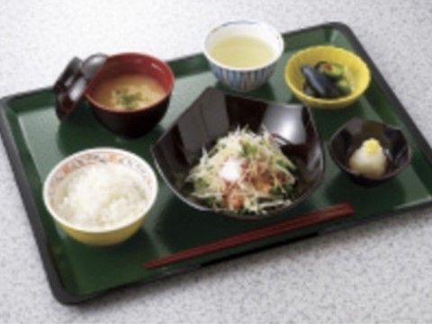 食事は栄養バランスを考えて献立を構成している。食事の際は、よく噛んで召し上がるよう、スタッフは声掛けをしている。