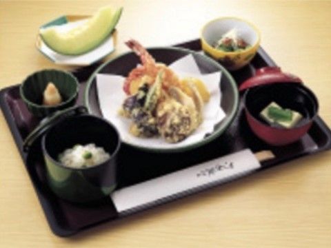 食事は、ご飯、汁物、メイン、副菜２つ、デザートで構成されている。毎食栄養バランスのとれたメニューをご用意している。