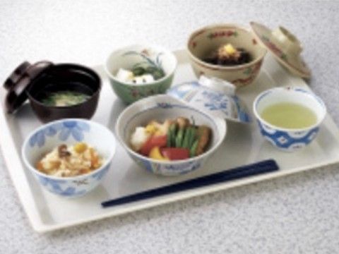 当施設では、栄養バランスを第一に考えて食事を用意している。盛り付けにも工夫しており、見た目からお楽しみいただける。