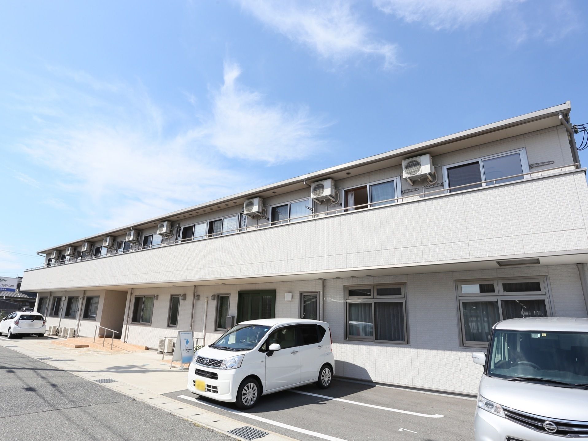 2階の各部屋からはベランダに出ることができることがわかる施設の外観