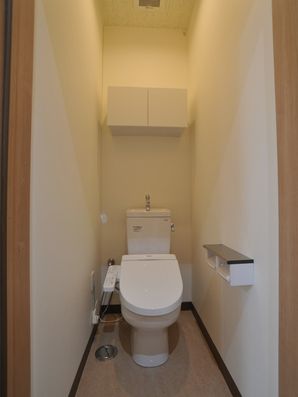 間接照明の個室トイレ