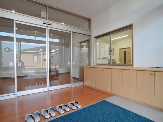 自動扉の玄関ホール