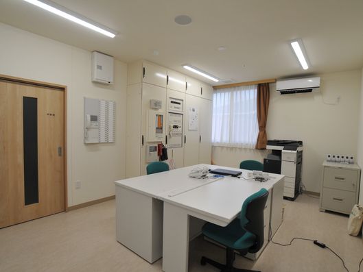 玄関脇の事務室