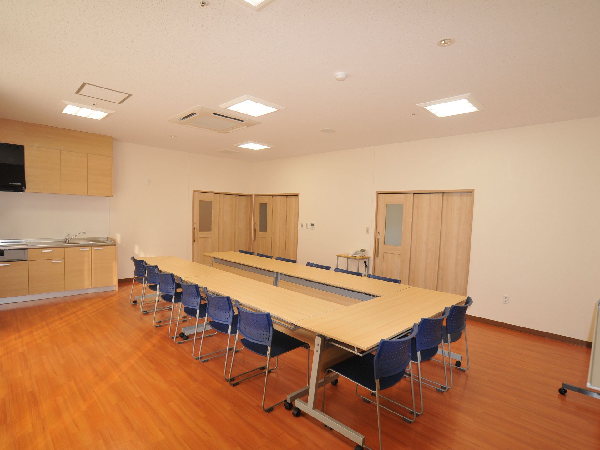 自然光の差し込む大きな部屋になっており、キッチンやホワイトボードが設置されています。色々なレクリエーションを行うことが出来ます。
