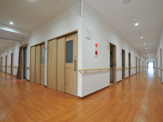 大きな鏡のある広い廊下