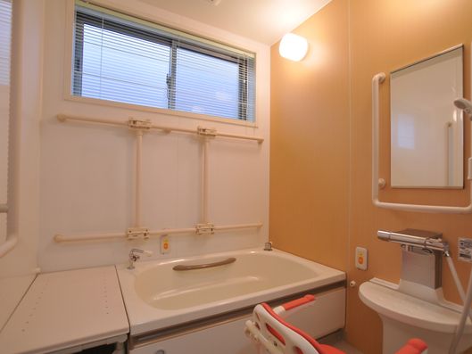 手すりを各所に設置したお風呂