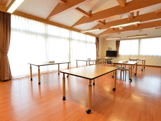 木目が優しいテーブルの食堂