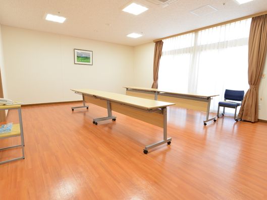 大きな窓で明るい多目的部屋