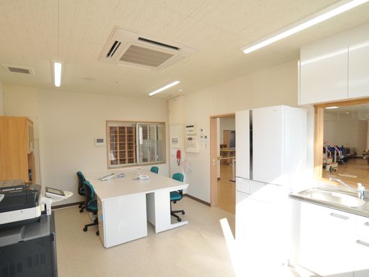 リハビリスペースに隣接したスタッフルーム