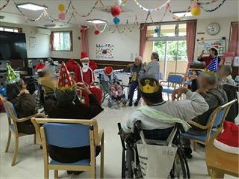 装飾された部屋で、コスチュームを身に着けてイベントを楽しむご入居者様