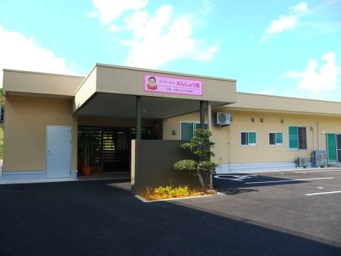 ベージュの色をした１階建ての建物である。建物の前には駐車場が設置されている。また入り口には段差がないため、入居者様はスムーズに入室できる。