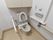 温水洗浄便座付きトイレがあり、その上に棚が設置されている。右手の壁に、ナースコールが取り付けられている。
