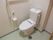 清潔感のあるトイレの壁には黒色の押しボタンが設置されており、急用の際にボタンを押してスタッフ呼び出すことが可能である。