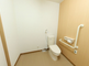 介護施設の明るいトイレ空間