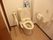 温水洗浄便座のトイレ横には手すりが設置され、便座への移動が安全に行える。ナースコールによる職員の駆け付けも行われる。
