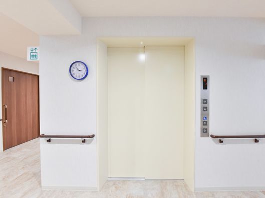 白いエレベーター