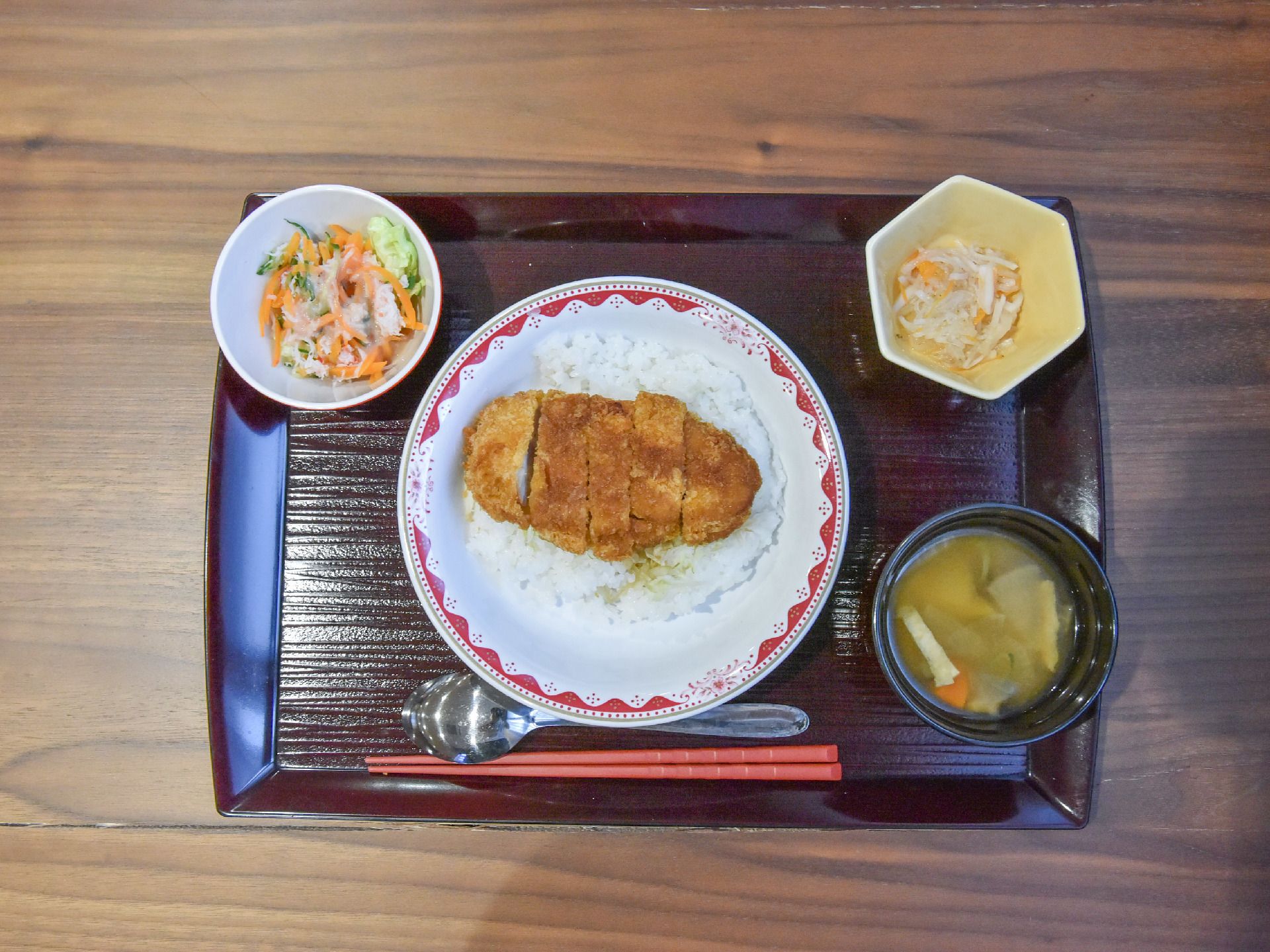 提供される食事は栄養バランスはもちろんんこと、味の点でもレストランで出されるものと同等のクラスを目指している。