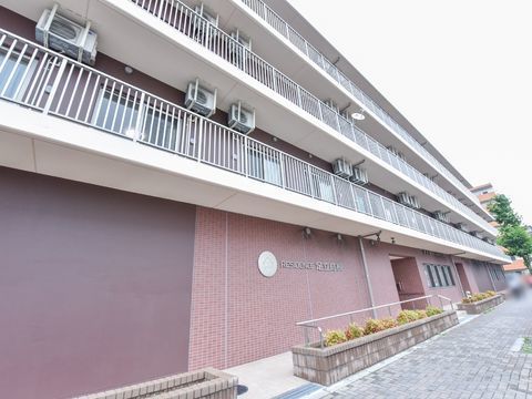 施設建物に面した歩道は石畳のようなブロック舗装であり、レンガ調の施設建物外壁はそれと調和のとれたデザインと言える。
