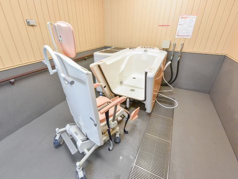 自力での入浴が困難な方のための機械浴槽が完備されている。リフト式ではなく、車いす型の搬送車をドッキングサセルタイプ。