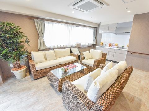テーブルは台座部分がソファと同じ材質で、天板はガラスというとても凝った造りの物。部屋全体の統一感が重視されている。