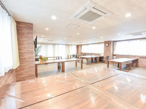 まるでホテルのように落ち着いた雰囲気の共用スペース。レンガ地風の壁で、高い天井には空調が取り付けられている。