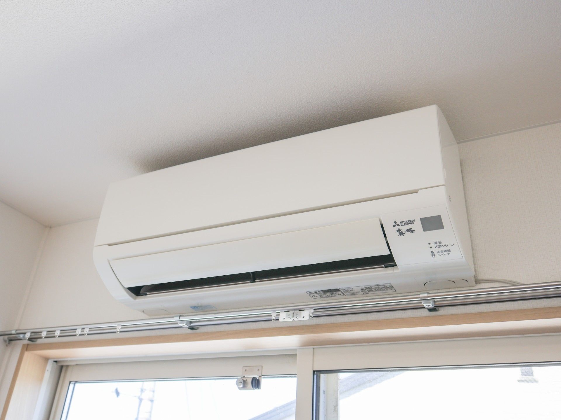 手を叩きレクリエーションを楽しむ高齢女性と女性スタッフ