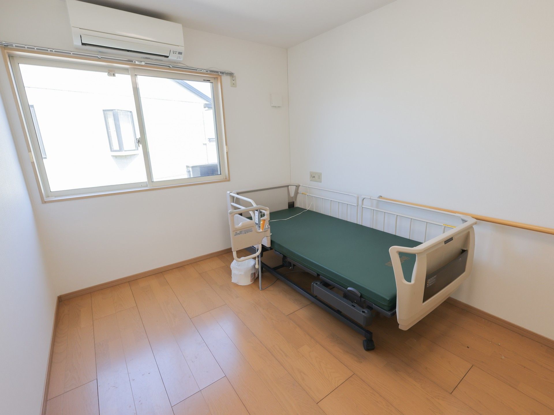 シンプルな個室のベッド