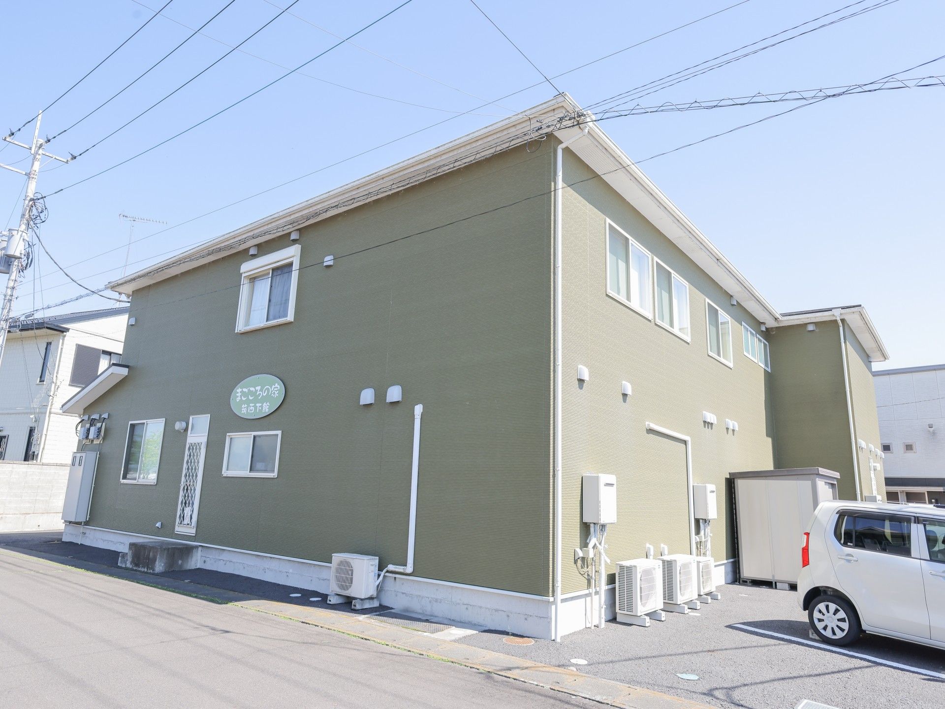 車椅子に座っている高齢女性と向き合う女性ヘルパー