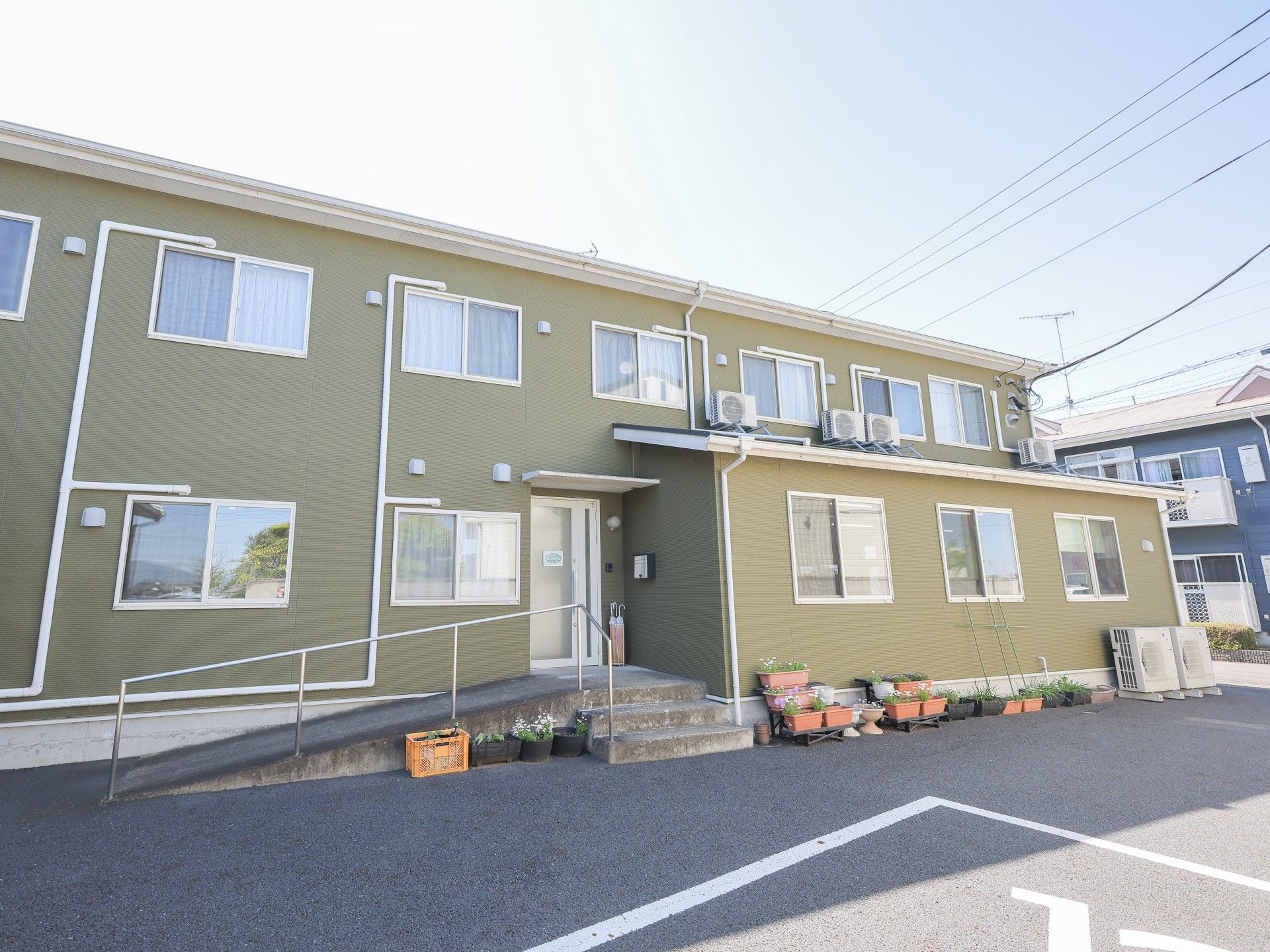 緑色の建物の外観