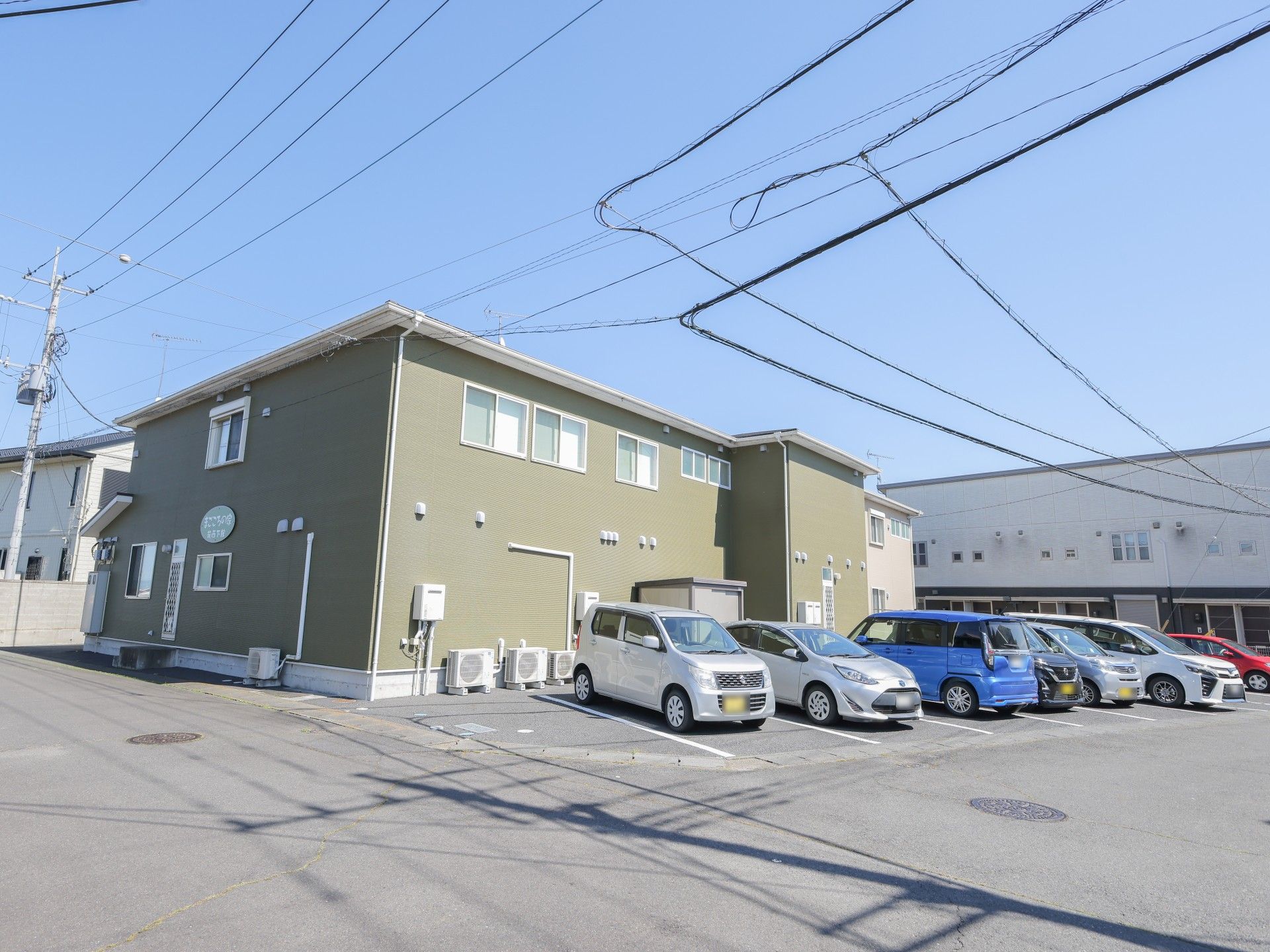 駐車場のある建物外観