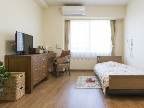 「グッドタイム リビング 流山弐番舘－おおたかの森－」居室は明るく、ベッドやその他ファーニチャーも余裕を持って配置して頂ける広さです。