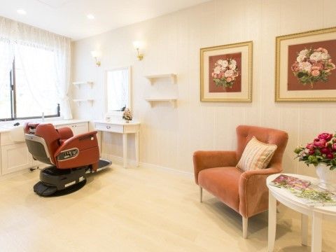 「グッドタイム リビング 流山弐番舘－おおたかの森－」まるで街場のサロンのような佇まいの理美容室が併設となっています。