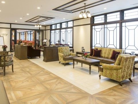 「グッドタイム リビング 流山弐番舘－おおたかの森－」エントランスはほとんどホテルのそれと変わらないレベルの設えです。ソファが余裕を持って並べられています。