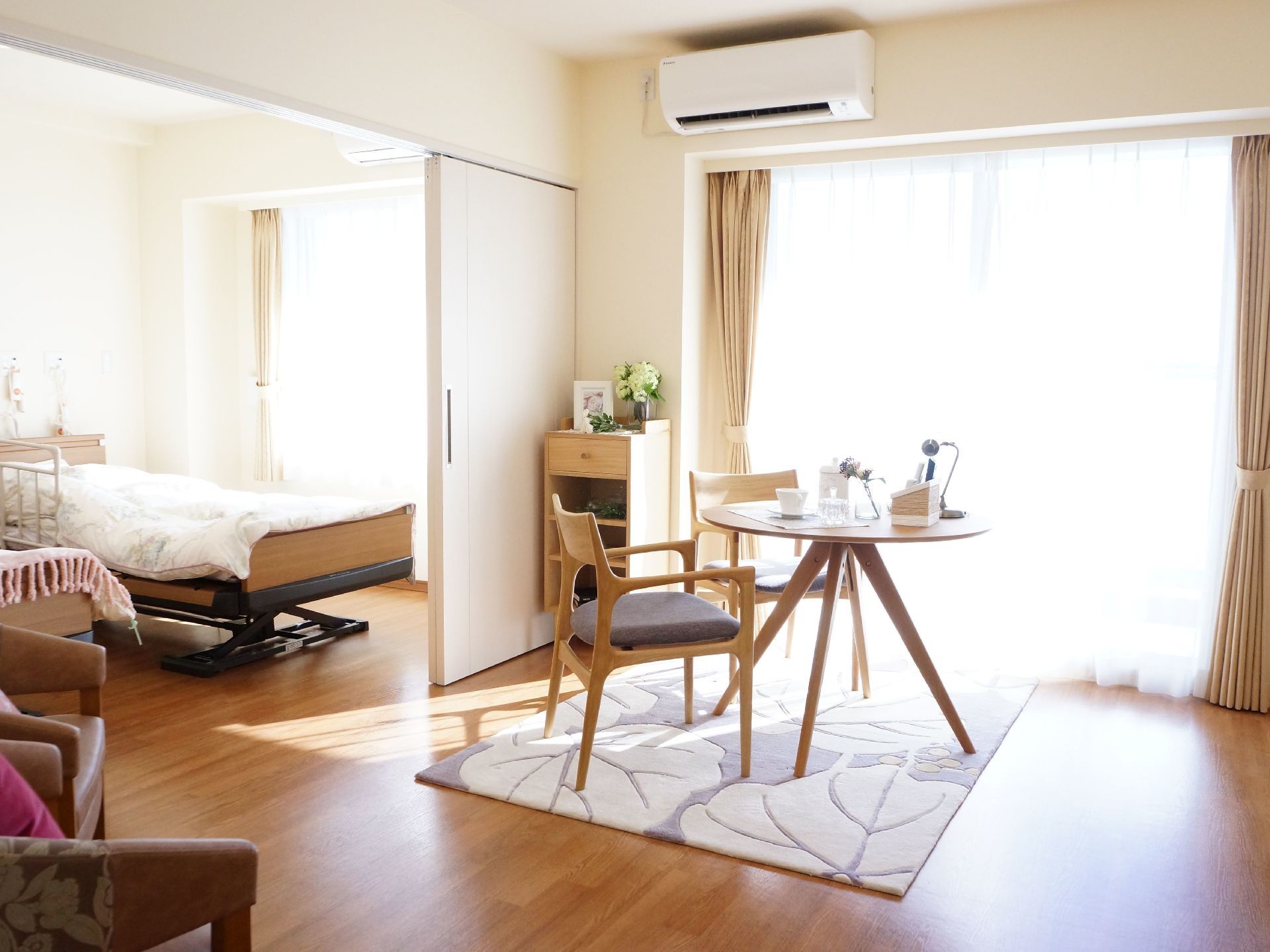 フローリングの洋間で、椅子とテーブルおいての生活ができるので入居者様は膝に負担をかけずに立ち居ができる。