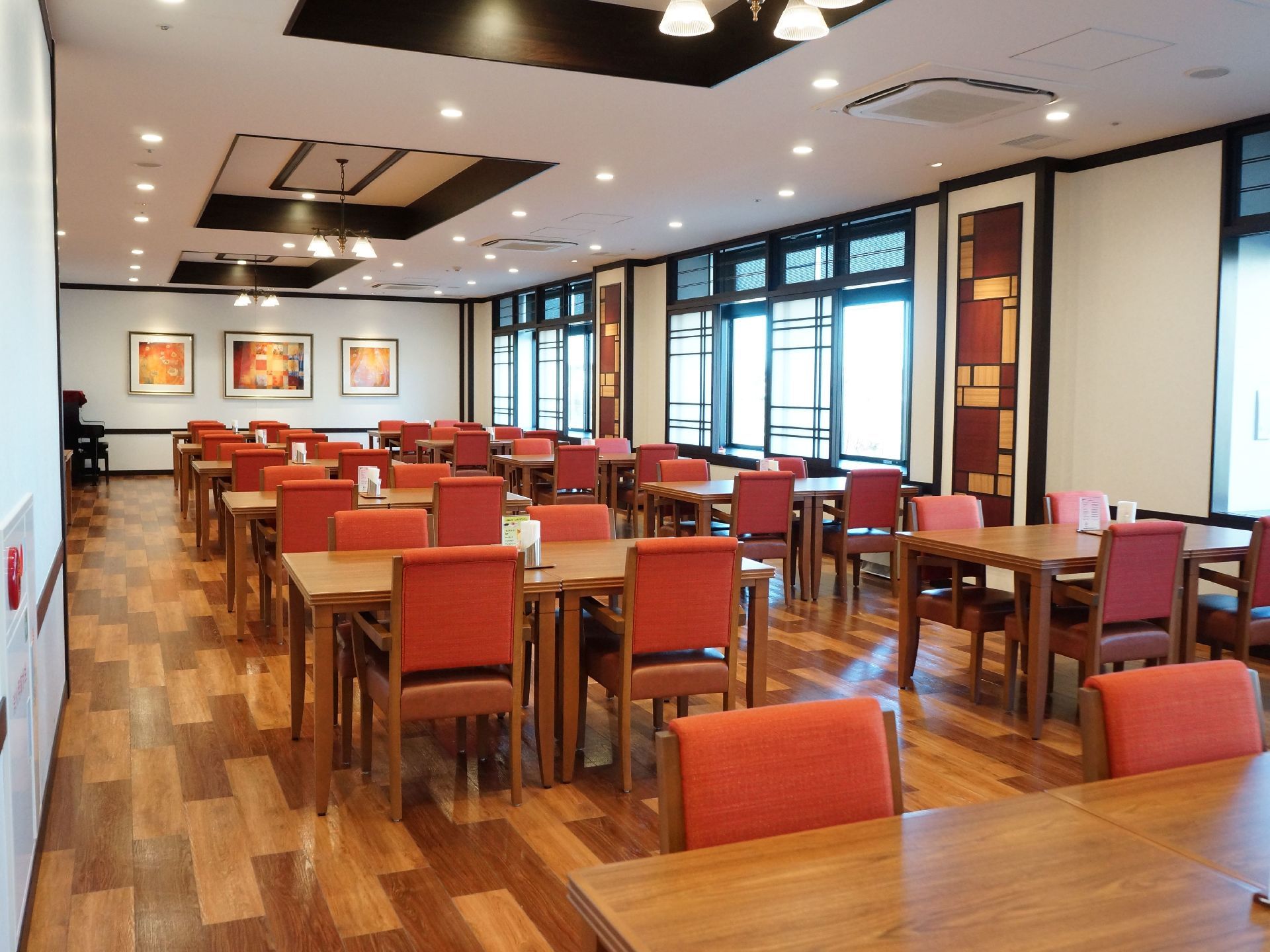 四名で利用できるテーブルが設置してある食堂は、フローリングになっており、車椅子のままでも利用することができる。