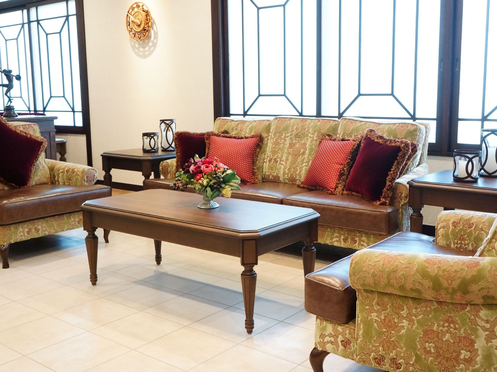 入居者様が歓談などに利用できるスペースが設けてある。コーヒーテーブルには生け花、サイドテーブルの間接照明などが快適な空間を作り出している。