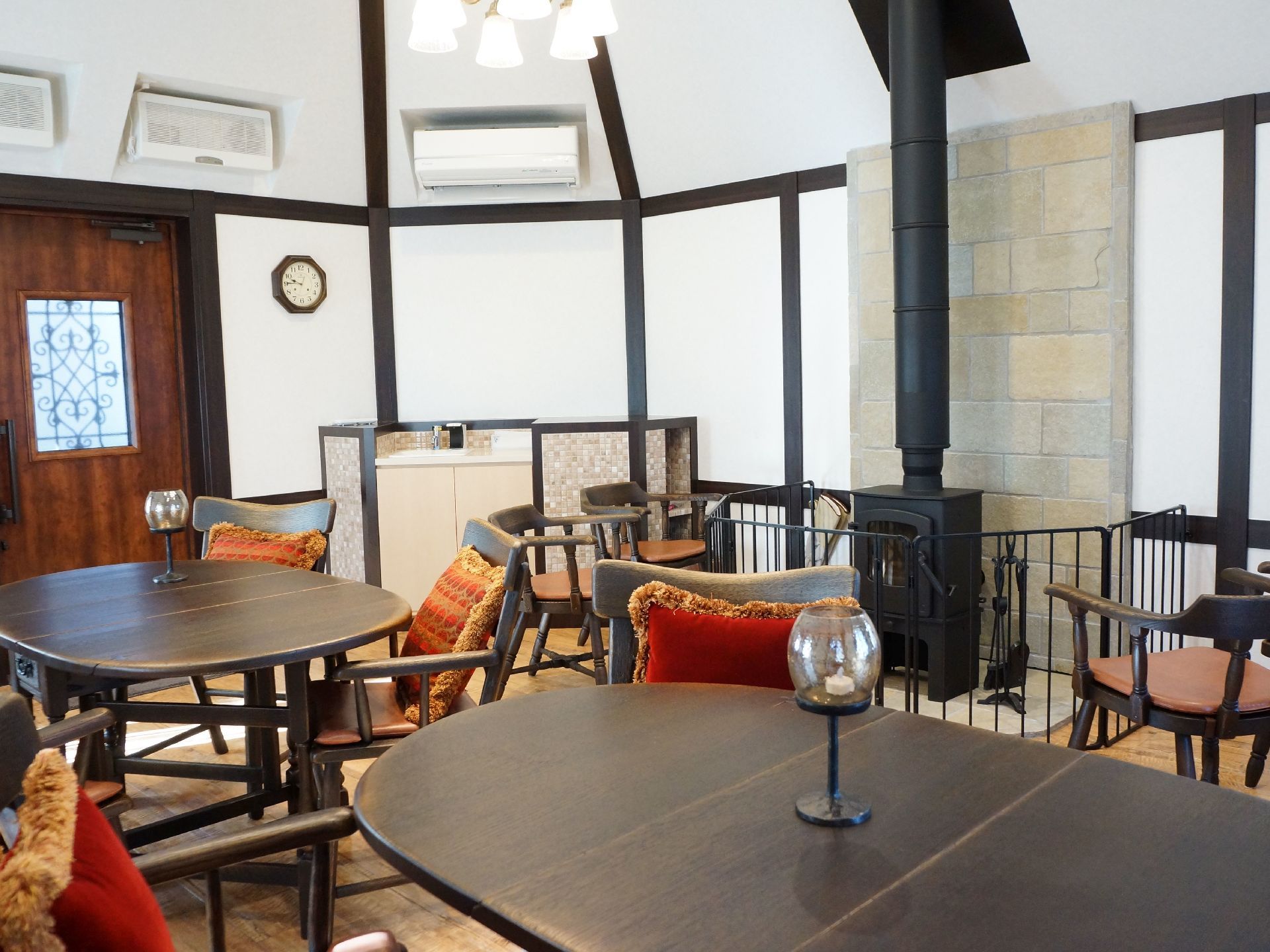 バタフライ式のテーブルがおいてある食堂なので、人数にあわせてテーブルを広げて、大人数で食事を楽しむことができる。