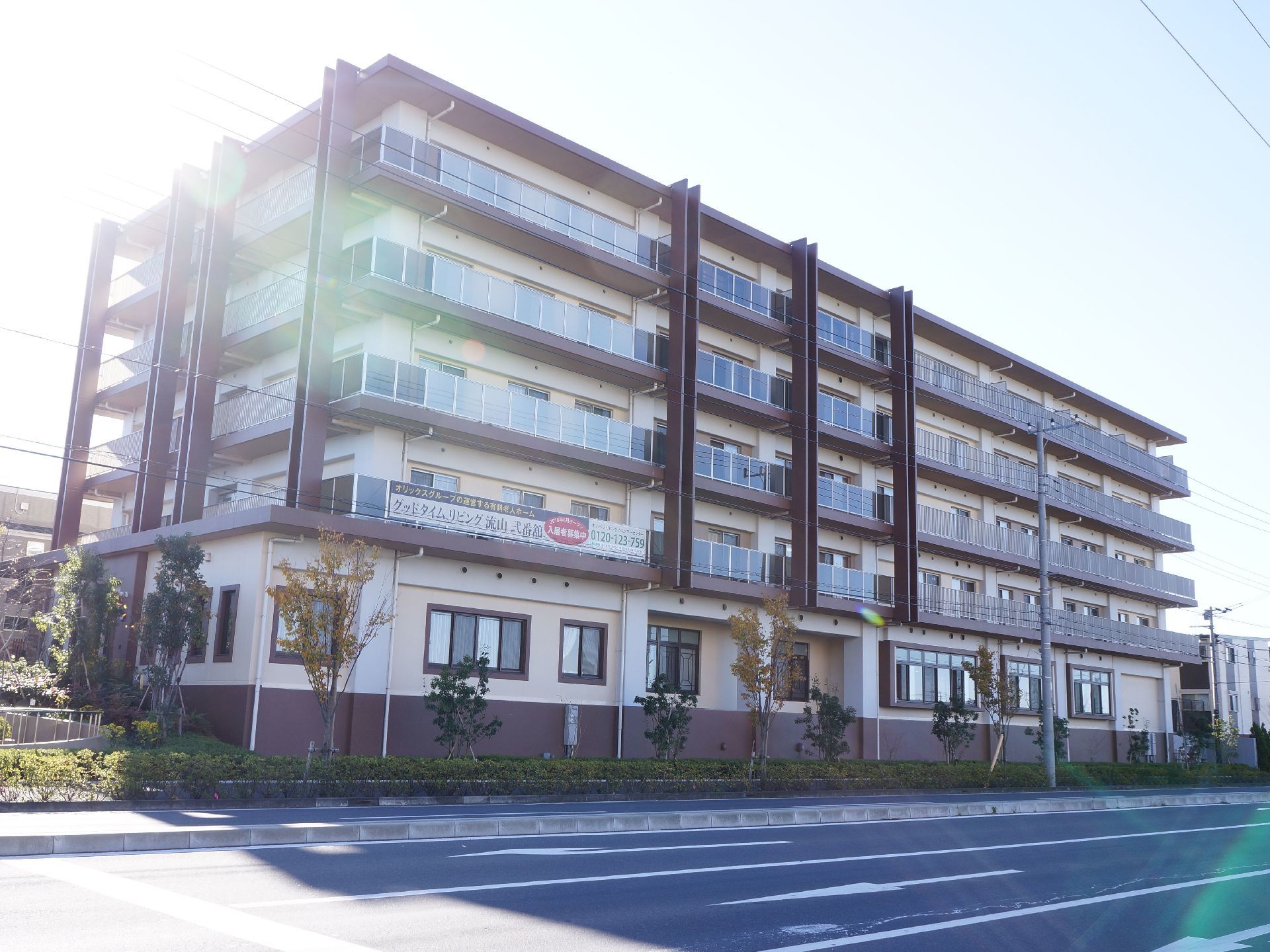 大きな道路に面して施設はたっているが、歩道があるので、安全である。街路樹が施設の周囲を囲み街中なのに緑化のある暮らしができる。