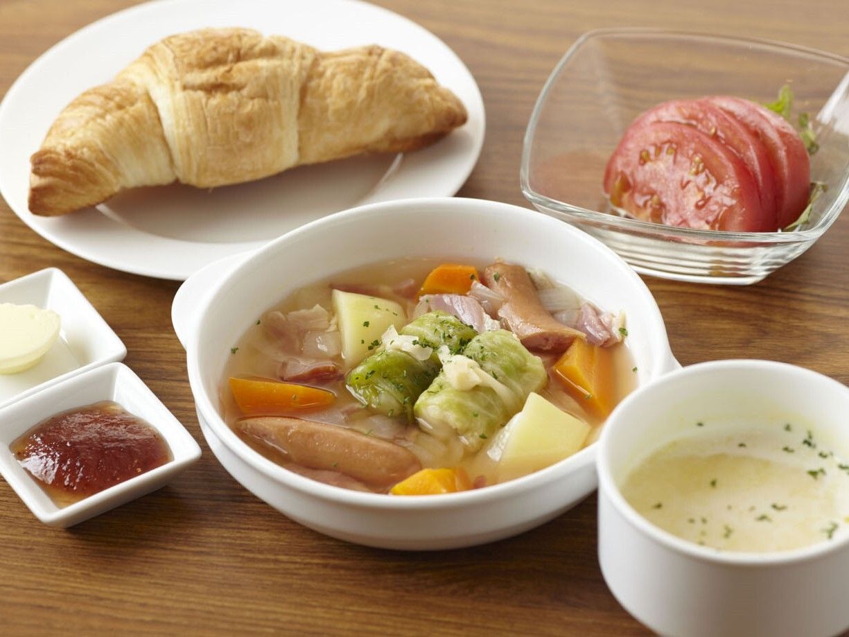 ロールキャベツを入れたポトフを中心に、パンやサラダやスープを添えた食事