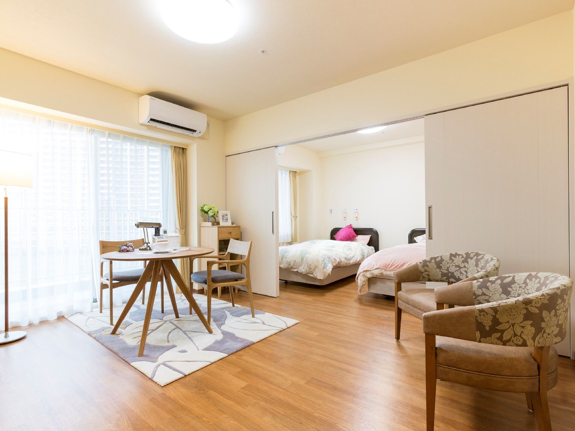 段差がない玄関前なので車寄せができ、車椅子の入居者様の搬送も楽である。屋根があるので雨もしのぐことができる。