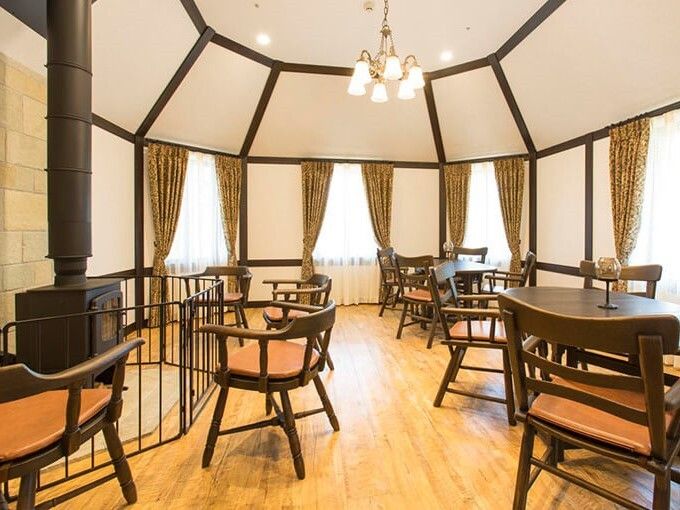 共有スペースは、入居者様は集っていろいろなアクティビティを行うことができる。大きなテレビもあるので映画なども鑑賞可能である。