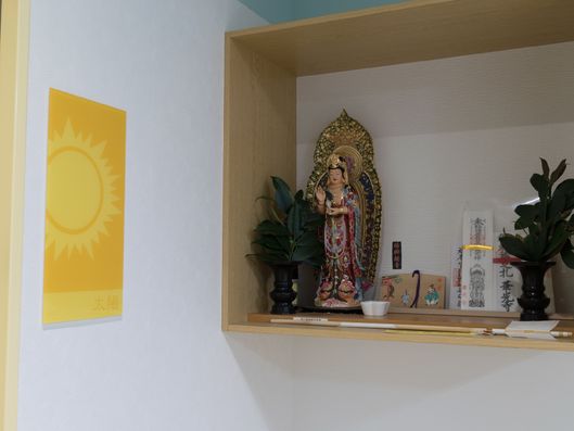 お札を収めた棚