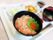 美味しそうなサーモンといくらがのった海鮮丼に味噌汁、おかずの食事。いつも美味しいご飯を用意している。