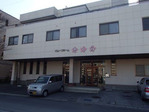 玄関周囲に駐車スペースがあり、軒先が広く設けられた建物