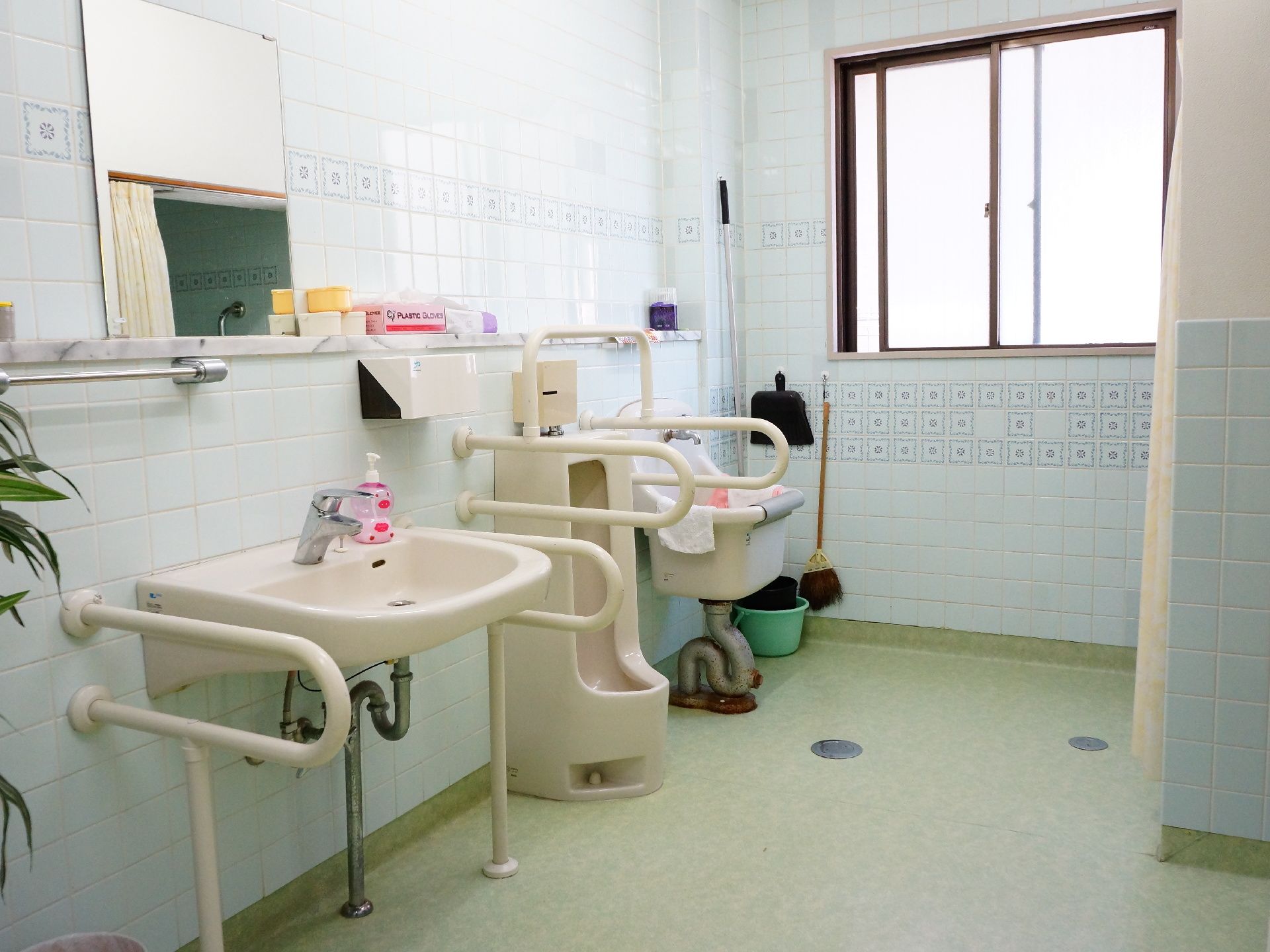 男性用トイレおよび手洗い場に手すりが設置されている。窓があるため、いつでも新鮮な空気を取り入れることが出来る。