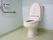 洋式トイレにも手すりが設置されている。トイレの周囲にスペースを確保し、車いすの方でも出入りがしやすい。