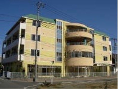 半円状に突き出した中央部のデザインが特徴的な４階建ての建物